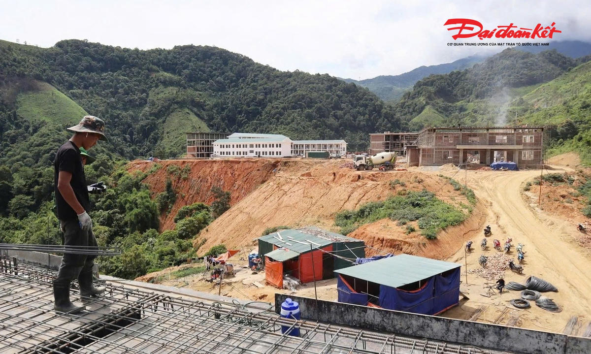 Dù gặp nhiều khó khăn về địa hình, thời tiết, vật giá leo  thang và nhân công khan hiếm. Tuy nhiên, các đơn vị đã chủ động khắc phục khó khăn, tăng cường nhân lực, tổ chức thi công hợp lý, nhằm đưa công trình về đích đúng kế hoạch. Ảnh: HL