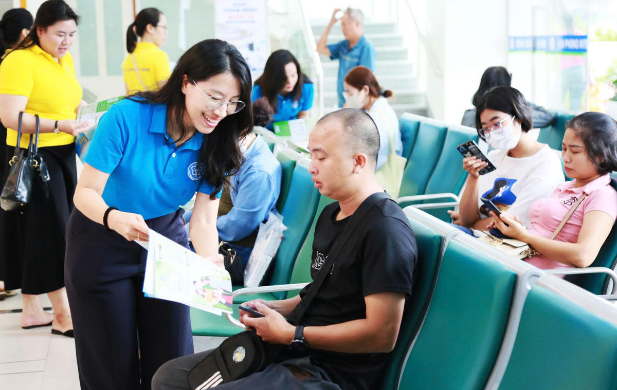 Cán bộ BHXH TP Hải Phòng triển khai hoạt động tuyên truyền tại các cơ sở khám bệnh, chữa bệnh. Ảnh: HT.