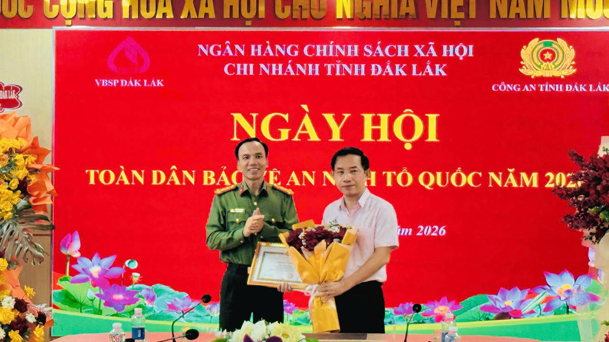 Ông Đào Thái Hoà - Bí thư Đảng ủy, Giám đốc Chi nhánh Ngân hàng Chính sách xã hội tỉnh Đắk Lắk nhận Bằng khen của Chủ tịch UBND tỉnh Đắk Lắk về thành tích xuất sắc trong phong trào toàn dân bảo vệ An ninh Tổ quốc.