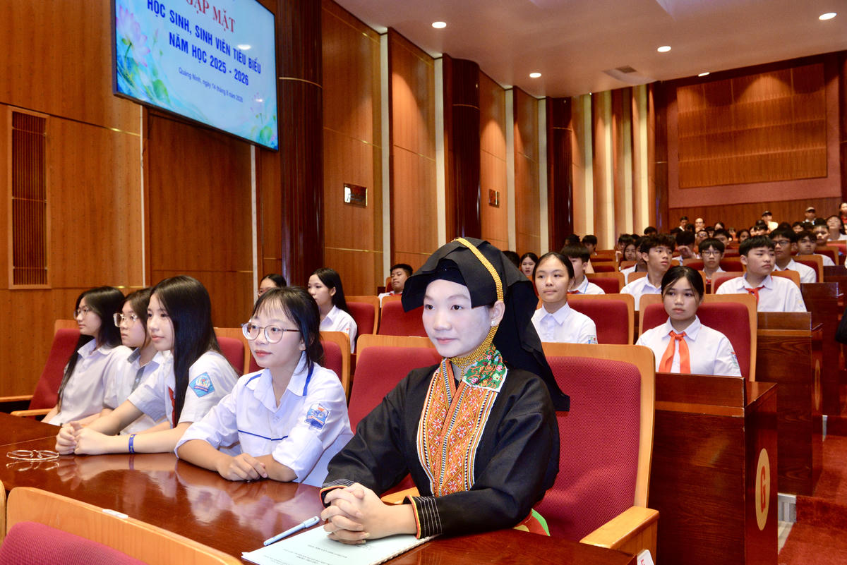 Các em học sinh, sinh viên chăm chú lắng nghe phần trả lời của lãnh đạo tỉnh và lãnh đạo các sở, ngành.
