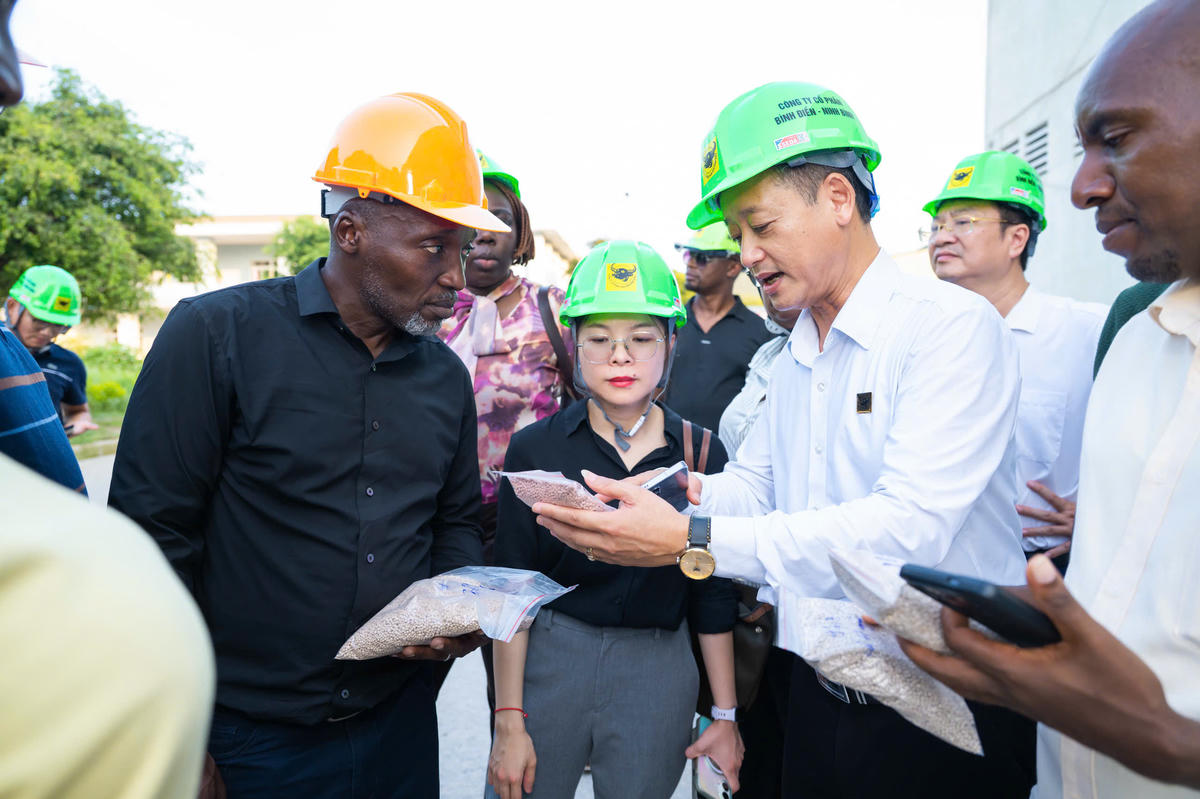 Đoàn công tác Uganda thăm các cơ sở sản xuất phân bón thuộc đơn vị thành viên Tập đoàn Hoá chất Việt Nam