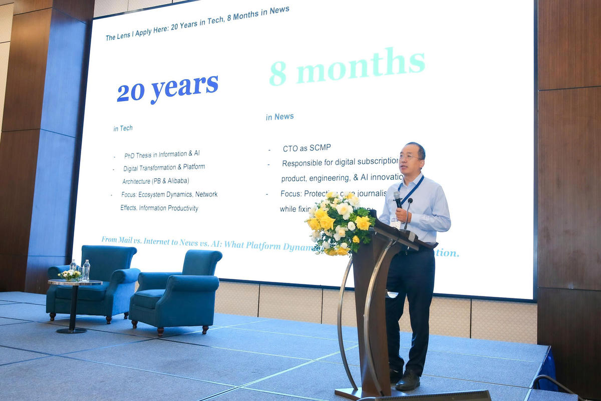 Diễn giả Zhang Jun, Giám đốc Công nghệ, Báo South China Morning Post cho rằng, trong thời đại AI phát triển, báo chí vẫn sẽ tồn tại và thịnh vượng. Ảnh: BTC