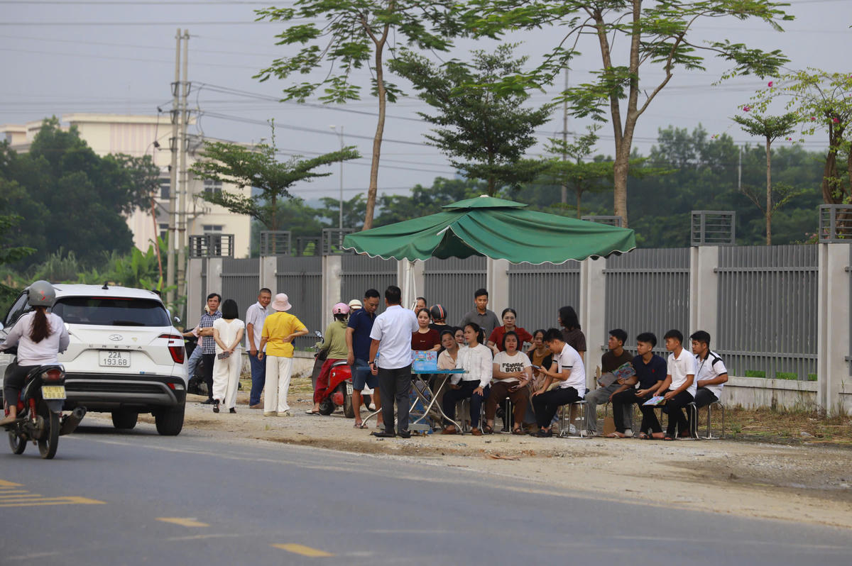 Thí sinh Chuyên Tuyên Quang bước vào môn thi đầu tiên kỳ thi lại tốt nghiệp THPT