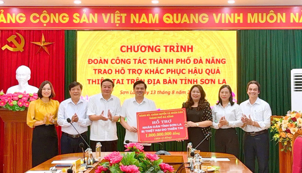 Lãnh đạo Ủy ban MTTQ Việt Nam TP Đà Nẵng trao 1 tỷ đồng hỗ trợ nhân dân tỉnh Sơn La khắc phục hậu quả thiên tai. Ảnh: TP.