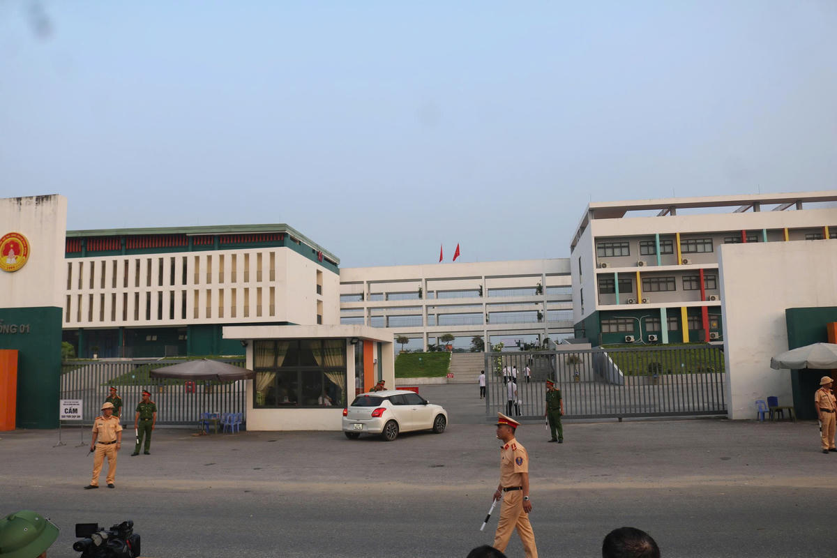 Thí sinh Chuyên Tuyên Quang bước vào môn thi đầu tiên kỳ thi lại tốt nghiệp THPT