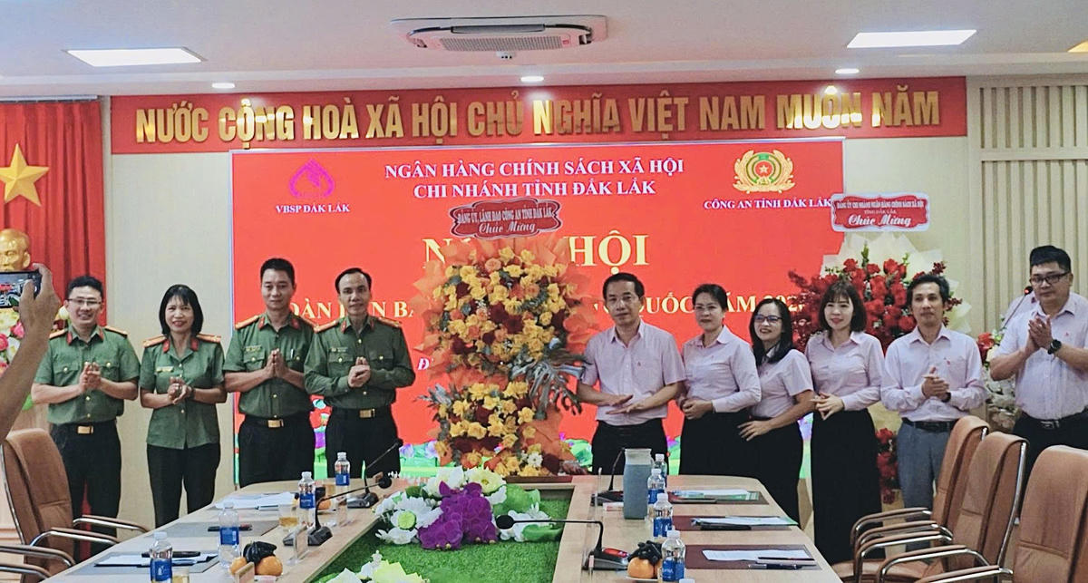 Đại tá Trần Quang Hiếu - Phó Giám đốc Công an tỉnh Đắk Lắk chúc mừng Ngày hội toàn dân bảo vệ An ninh Tổ quốc năm 2026 tại Ngân hàng Chính sách xã hội tỉnh Đắk Lắk