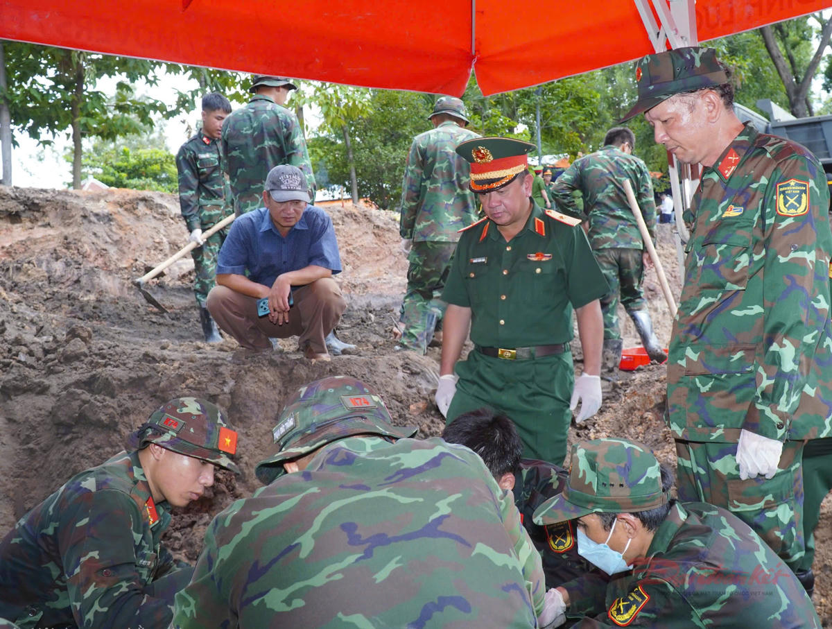 Thiếu tướng Nguyễn Thành Trung trực tiếp chỉ đạo tìm kiếm hài cốt liệt sĩ tại Công viên lê Thị Riêng. Ảnh: Bộ Tư lệnh thành phố.