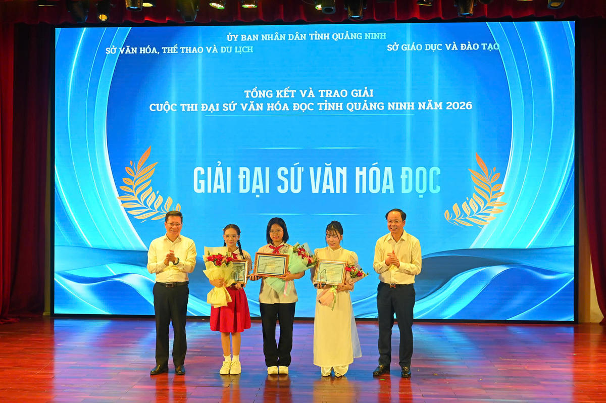 Lãnh đạo Sở Văn hóa, Thể thao và Du lịch và Sở Giáo dục và Đào tạo trao giải cho 3 Đại sứ Văn hóa đọc tỉnh Quảng Ninh năm 2026.