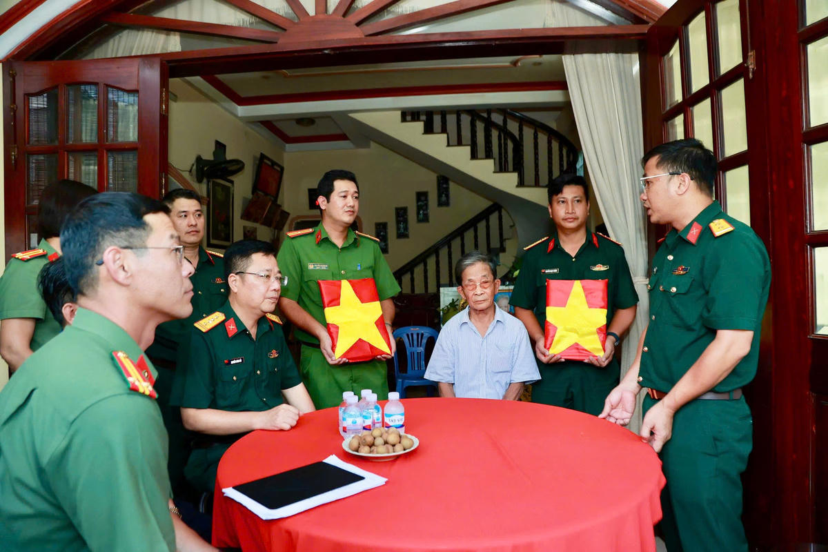 Xúc động khoảnh khắc thân nhân nhận di ảnh liệt sĩ