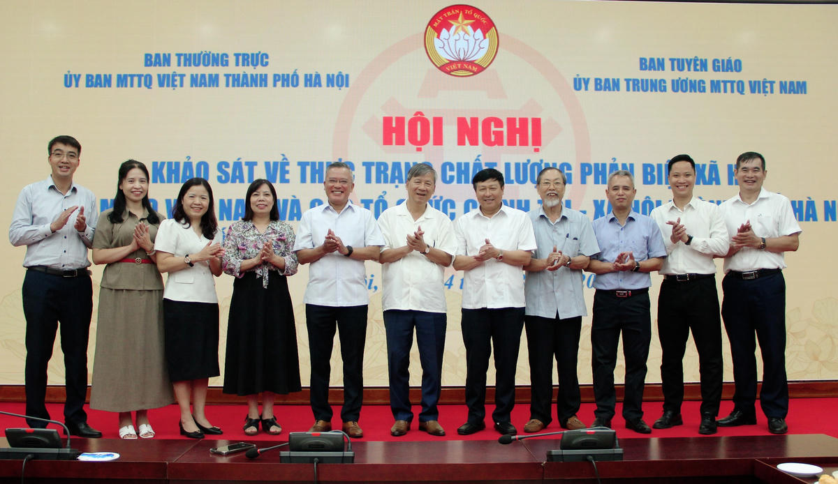 Các đại biểu chụp ảnh tại hội nghị. Ảnh: PV