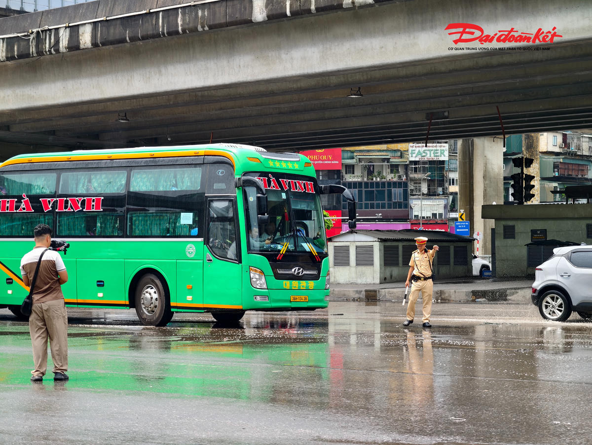 Trong những tình huống này, việc quan sát từ mặt đường đôi khi khiến lực lượng chức năng khó xác định chính xác vị trí và nguyên nhân điểm nghẽn. Sau khi xác định được vị trí, các tổ tuần tra sẽ nhanh chóng tiếp cận hiện trường để giải quyết sự cố, đồng thời tổ chức phân luồng, cảnh báo từ xa nhằm hạn chế phương tiện tiếp tục dồn về khu vực ùn tắc.