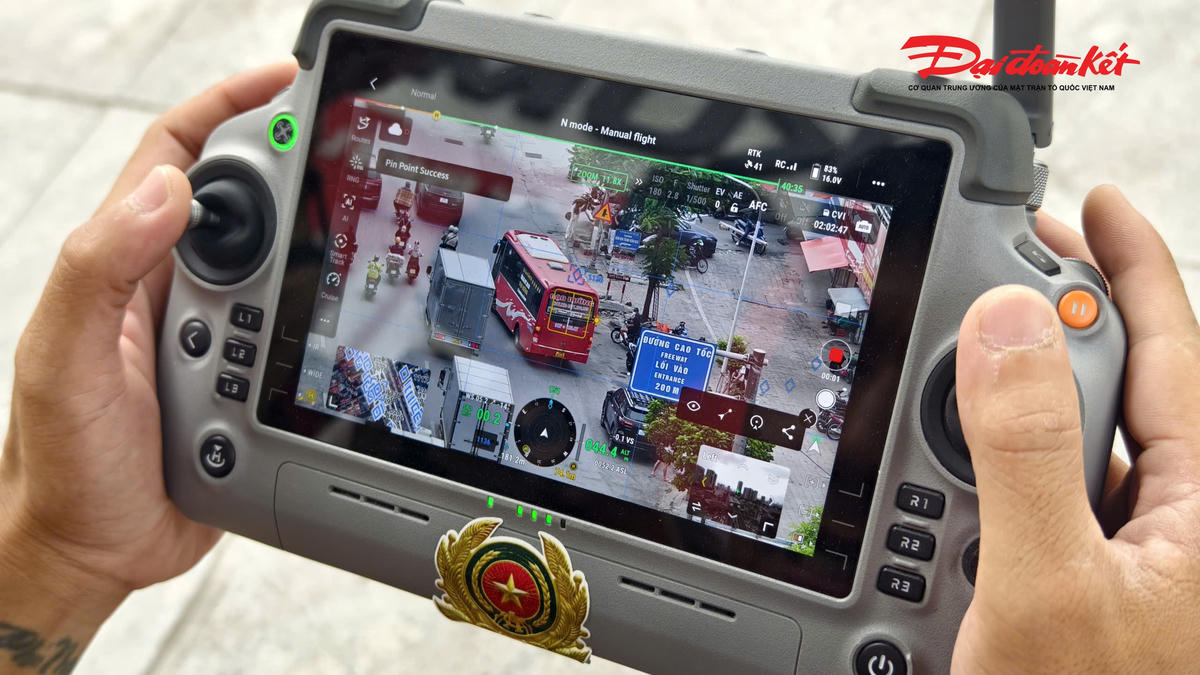 Từ độ cao lớn, UAV có thể bao quát một khu vực rộng, giúp lực lượng chức năng quan sát những vị trí thường bị che khuất hoặc khó tiếp cận. Hình ảnh phương tiện, biển số và diễn biến hành vi vi phạm được ghi lại rõ nét, truyền về phục vụ công tác kiểm tra, xử lý.
