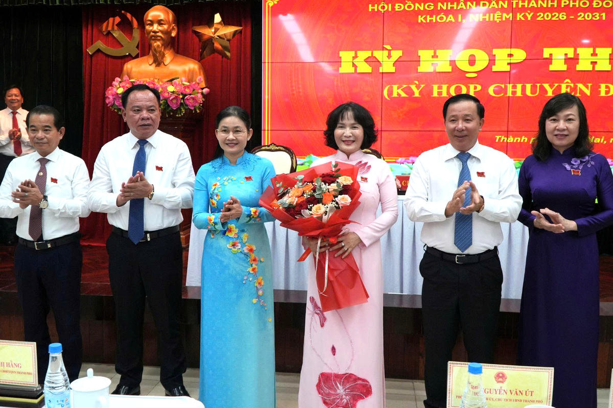 Lãnh đạo Thành ủy tặng hoa chúc mừng bà Nguyễn Thị Cát Tiên. Ảnh: V.H