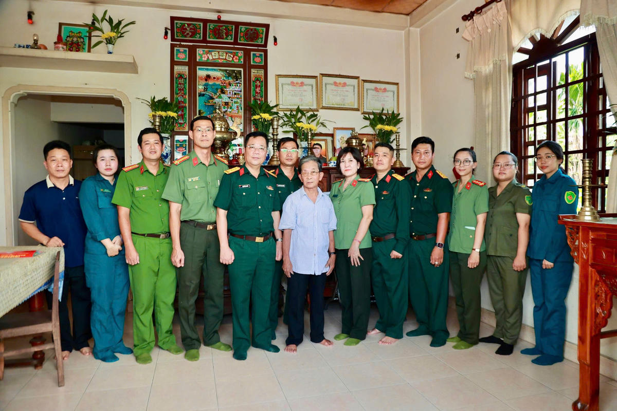 Xúc động khoảnh khắc thân nhân nhận di ảnh liệt sĩ