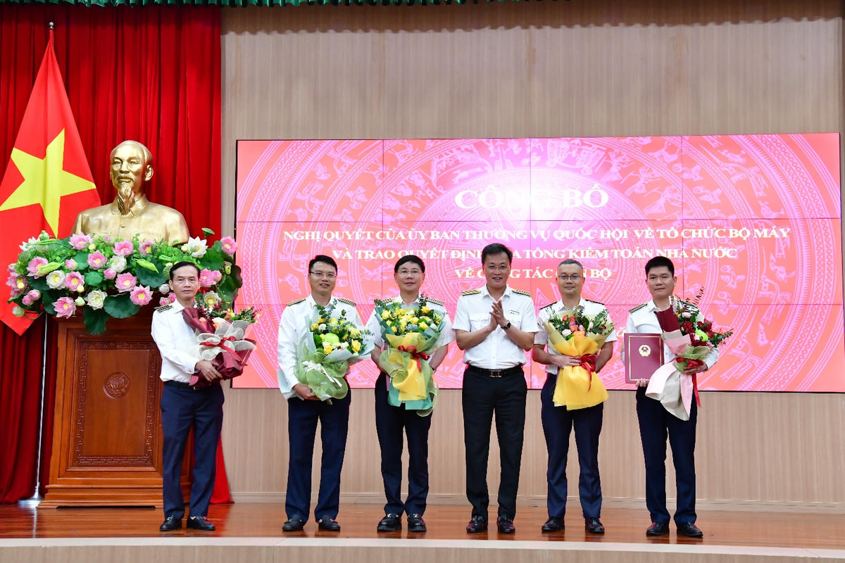 Ông Nguyễn Hữu Nghĩa - Ủy viên BCH Trung ương Đảng, Ủy viên BTV Đảng ủy Quốc hội, Bí thư Đảng ủy, Tổng Kiểm toán nhà nước - trao Quyết định về công tác cán bộ. Ảnh: N.LY