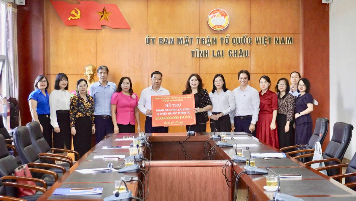 Lãnh đạo Ủy ban MTTQ Việt Nam TP Đà Nẵng trao 2 tỷ đồng hỗ trợ nhân dân tỉnh Lai Châu khắc phục hậu quả thiên tai. Ảnh: TP.