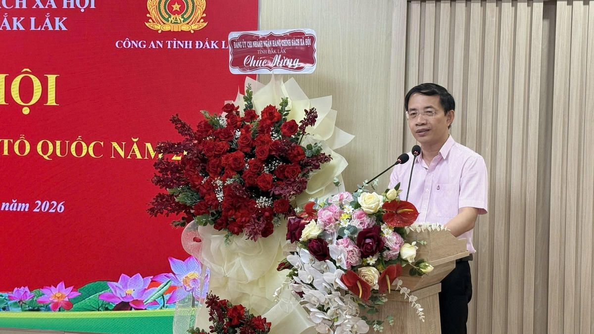 Ông Đào Thái Hoà - Bí thư Đảng ủy, Giám đốc Chi nhánh Ngân hàng Chính sách xã hội tỉnh Đắk Lắk phát biểu hưởng ứng Ngày hội toàn dân phát động phong trào toàn dân bảo vệ An ninh Tổ quốc.