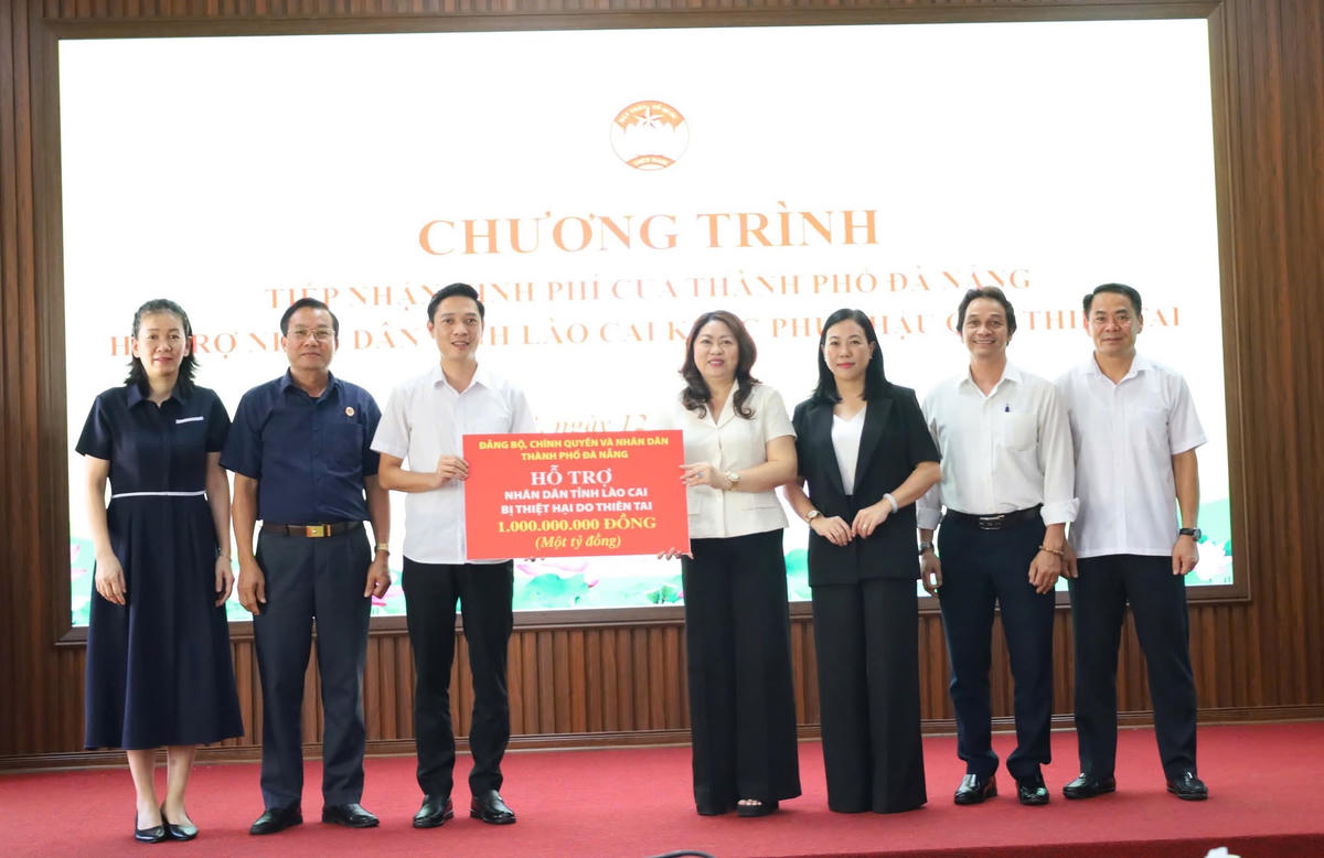 Lãnh đạo Ủy ban MTTQ Việt Nam TP Đà Nẵng trao 1 tỷ đồng hỗ trợ nhân dân tỉnh Lào Cai khắc phục hậu quả thiên tai. Ảnh: TP.