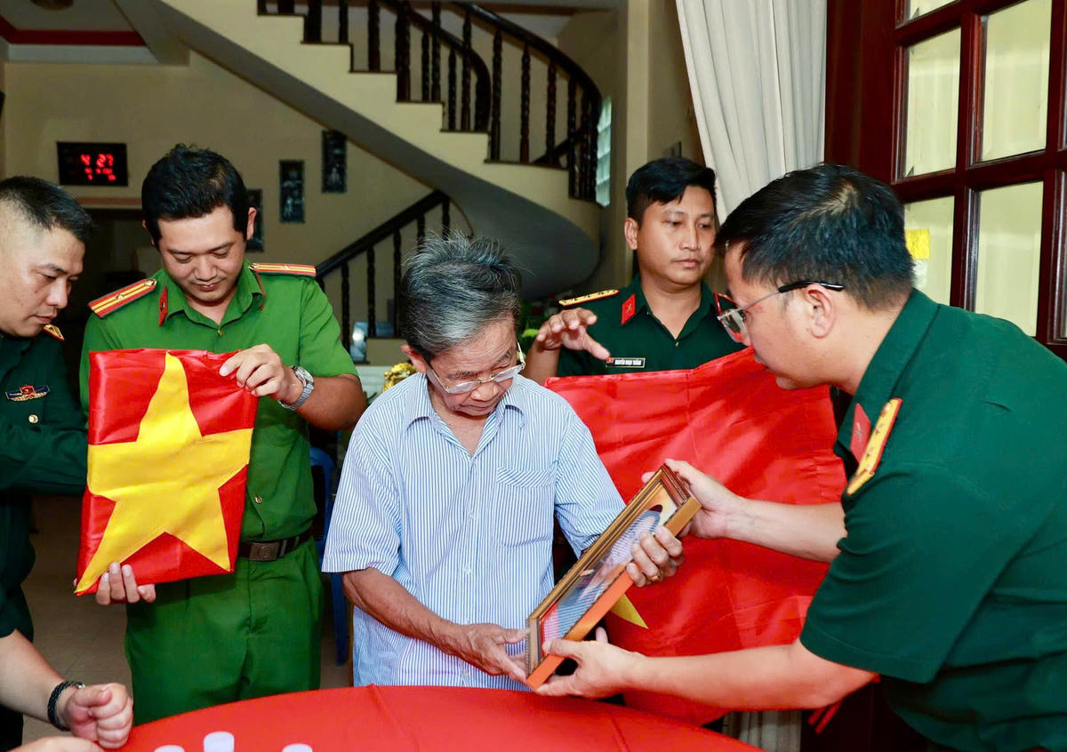 Xúc động khoảnh khắc thân nhân nhận di ảnh liệt sĩ