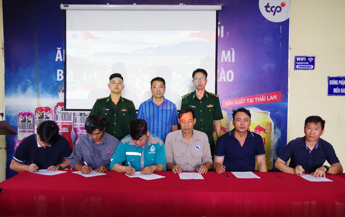 Cán bộ, công nhân, người lao động khu vực Cảng Gò Dầu ký cam kết không vận chuyển, mua bán, tàng trữ, sử dụng trái phép chất ma túy. Ảnh: Quang Tiến.