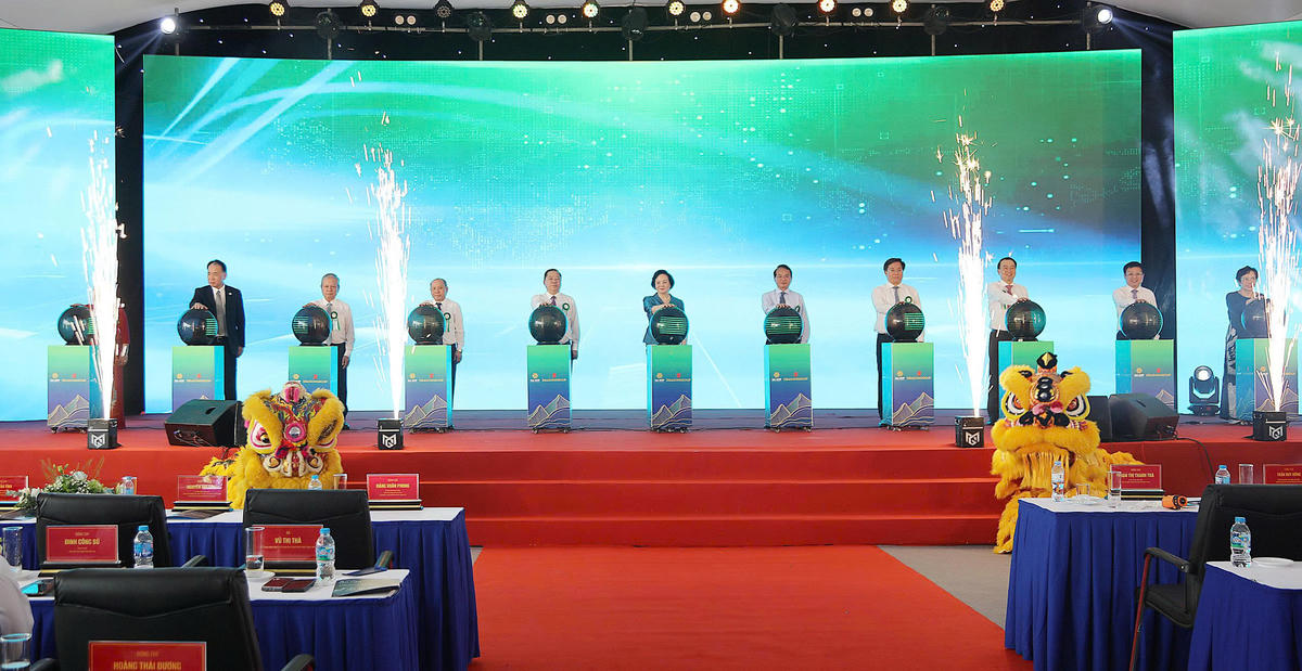 Phó Thủ tướng Phạm Thị Thanh Trà cùng các đại biểu bấm nút khởi công dự án. Ảnh: Phương Thúy.