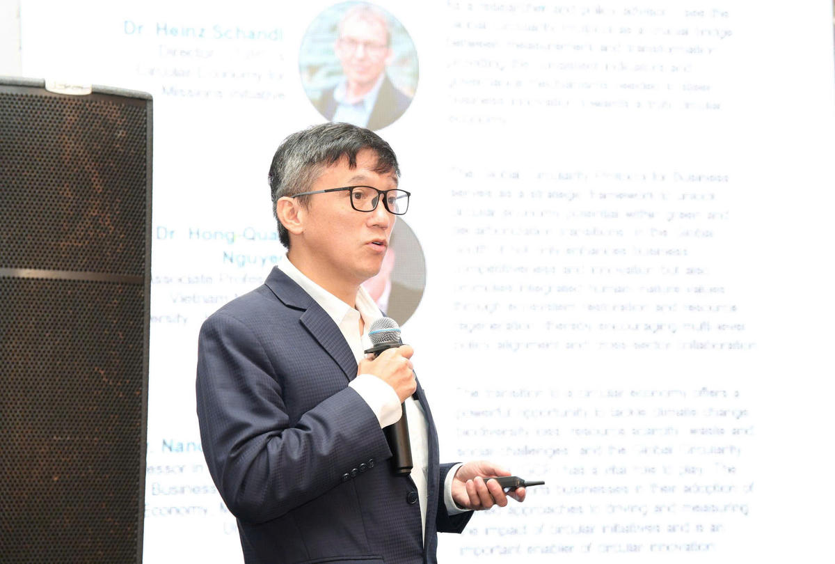 PGS.TS Nguyễn Hồng Quân, Giám đốc Viện Nghiên cứu Phát triển Kinh tế Tuần hoàn (ICED), Đại học Quốc gia TPHCM trình bày tham luận tại hội thảo.
