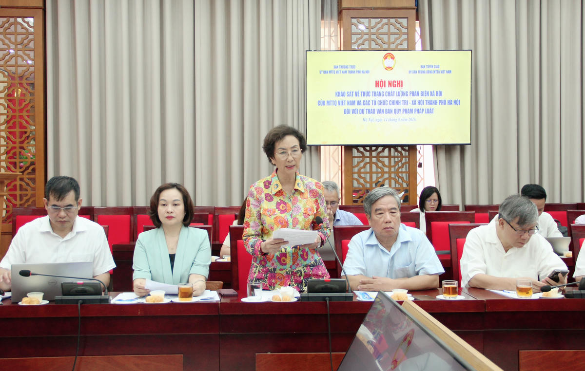PGS, TS Bùi Thị An, Chủ tịch Hội Nữ trí thức thành phố Hà Nội phát biểu tại hội nghị. Ảnh: PV
