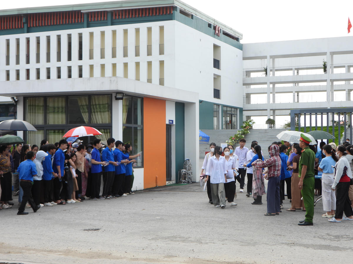 Các thí sinh tại điểm thi Trường THPT chuyên Tuyên Quang hoàn thành môn thi thứ 2 (môn Toán) trong chiều 14/8.