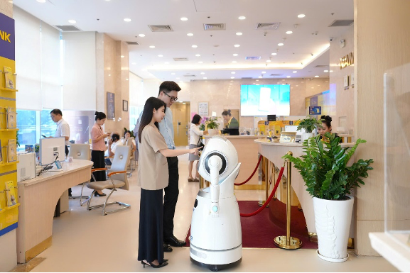 Khách hàng giao dịch tại Nam A Bank.