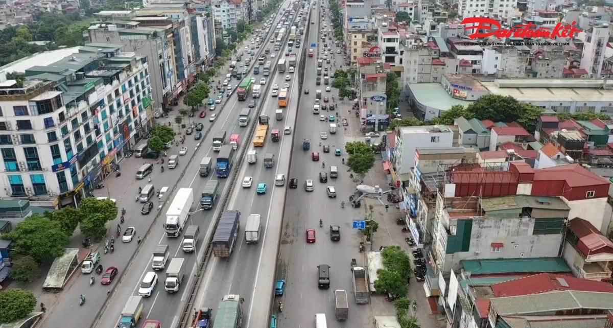 Khi phát hiện phương tiện có dấu hiệu vi phạm, tổ công tác dưới mặt đường có thể nhanh chóng tiếp cận để kiểm tra. Hình ảnh, video được UAV ghi lại cũng được sử dụng để làm rõ hành vi vi phạm.