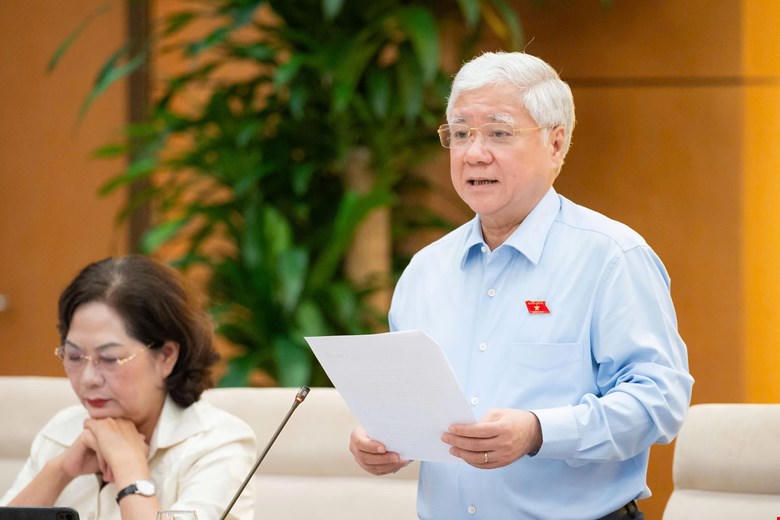 Phó Chủ tịch Thường trực Quốc hội Đỗ Văn Chiến phát biểu kết luận phiên thảo luận