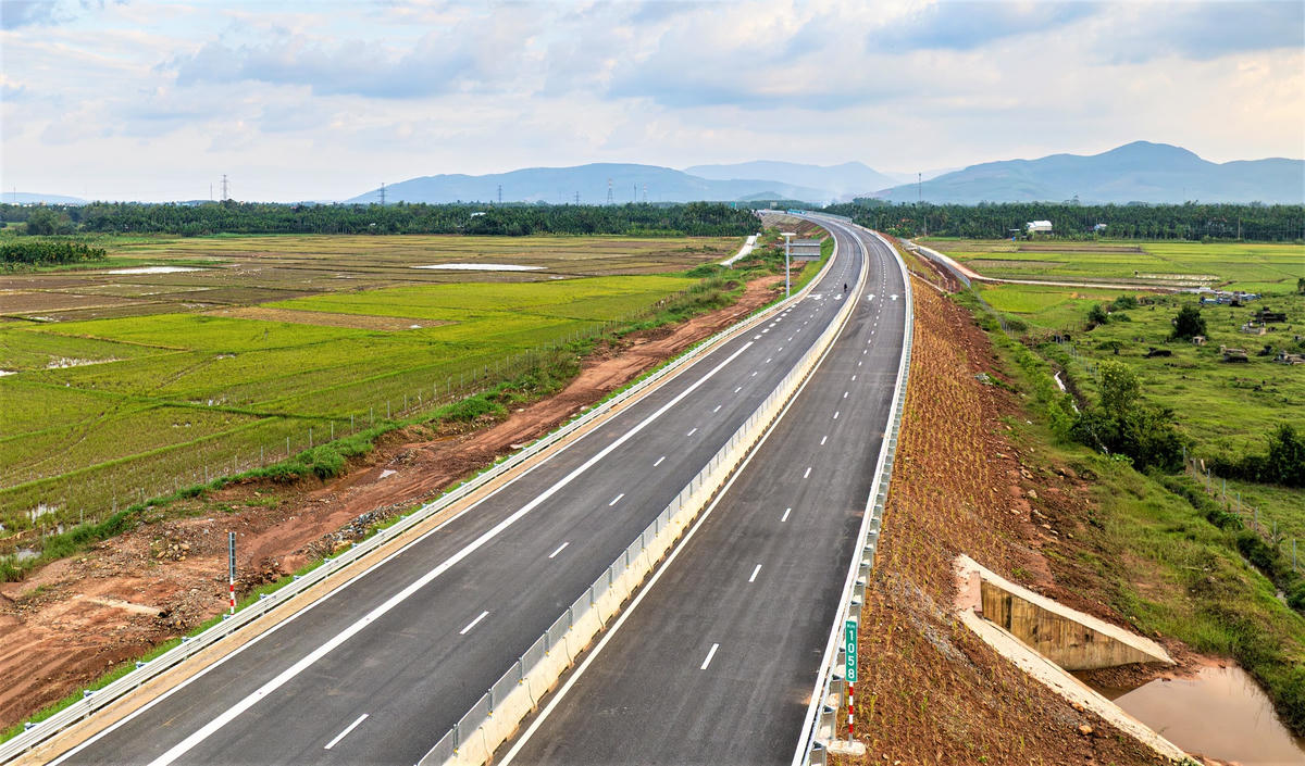 Một đoạn cao tốc Quảng Ngãi-Hoài Nhơn. Ảnh: CĐ.