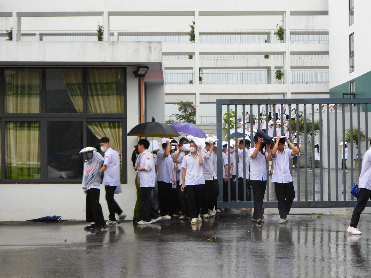 Các thí sinh điểm thi Trường THPT chuyên Tuyên Quang ra về sau khi hoàn thành môn thi lại đầu tiên.