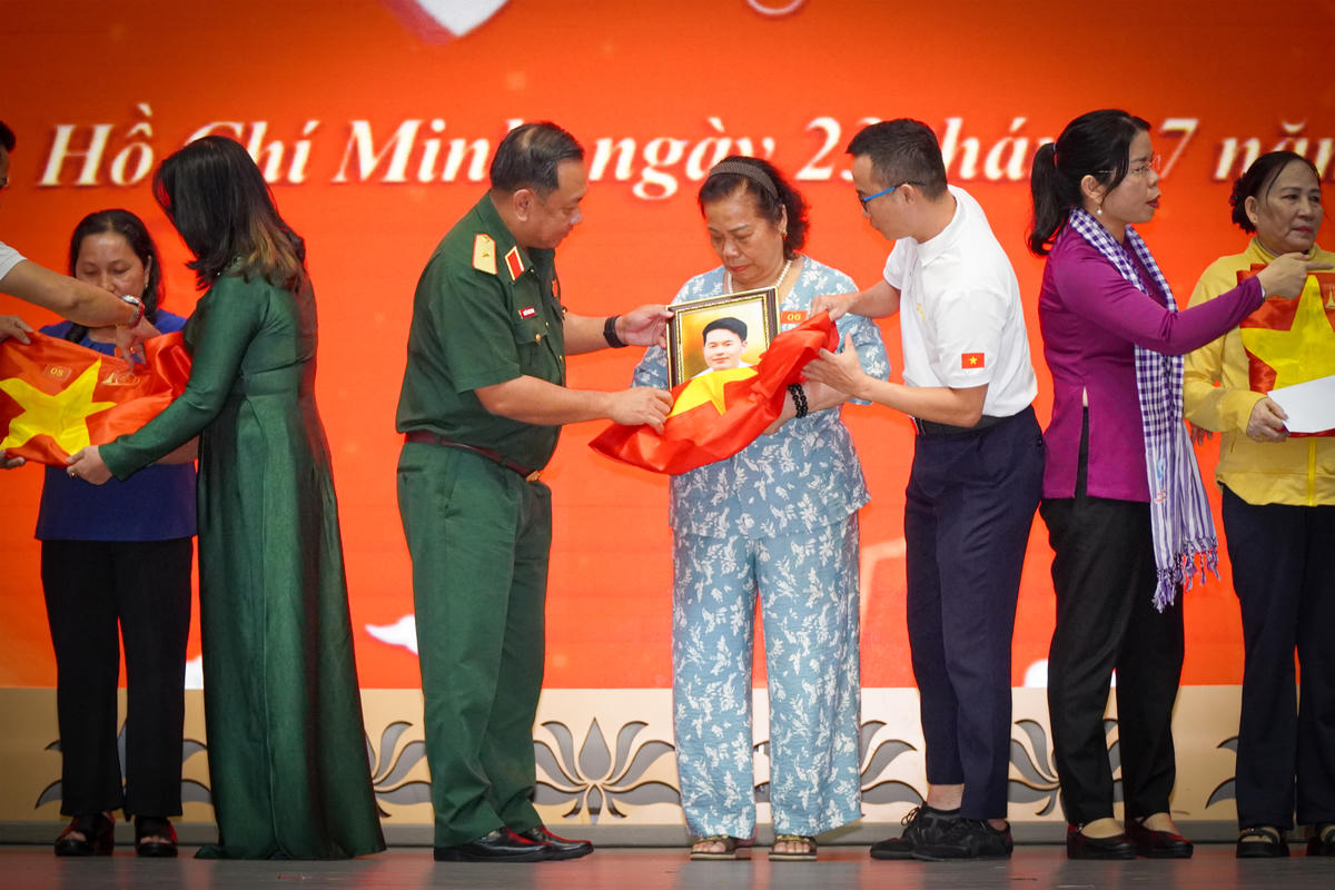 Hoạt động thể hiện đạo lý “Uống nước nhớ nguồn”, “Đền ơn đáp nghĩa” của dân tộc. Ảnh: BTL cung cấp.