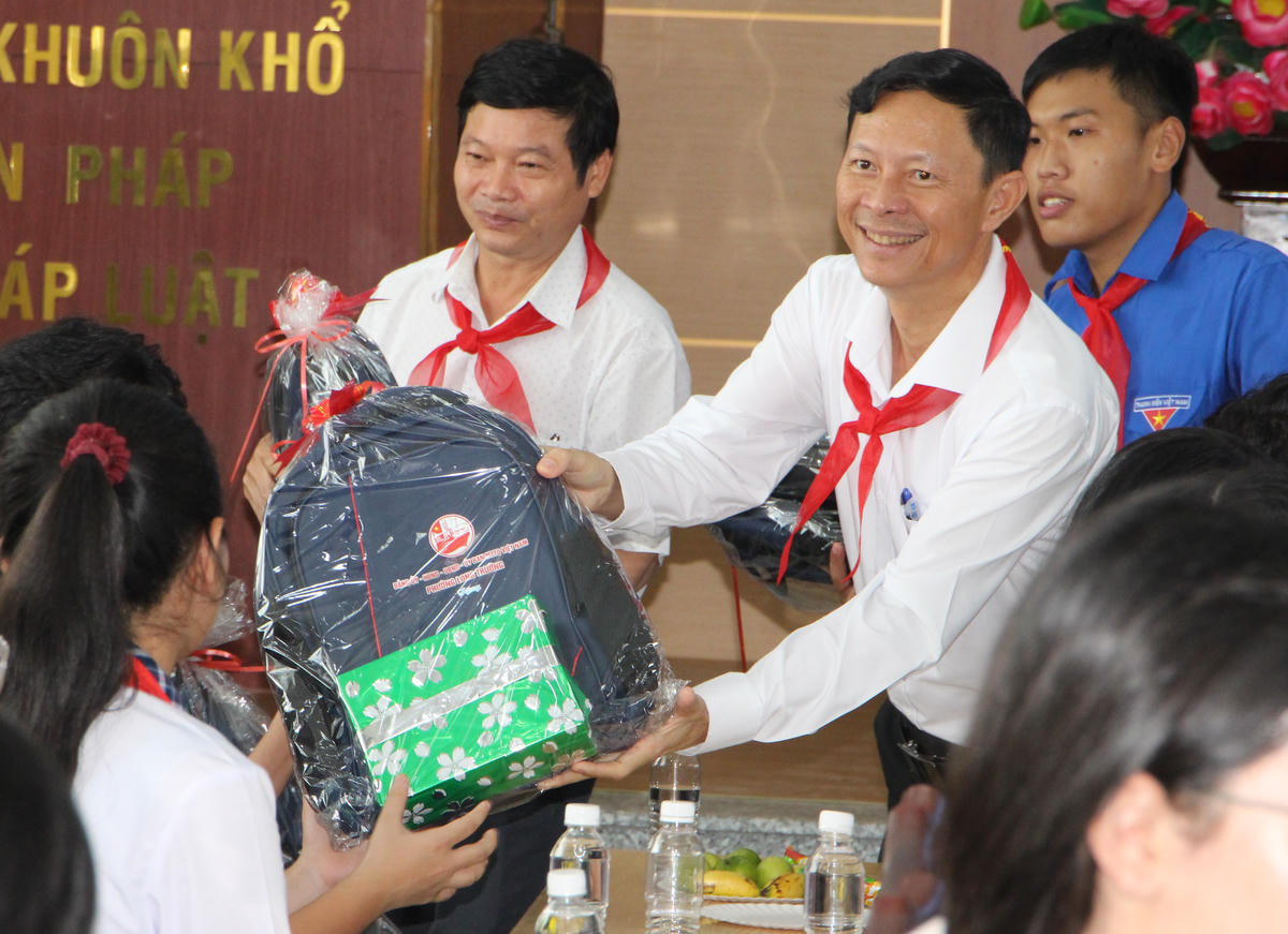 Lãnh đạo phường trao những phần quà đến các em học sinh tham dự chương trình. Ảnh: Q.Đ.
