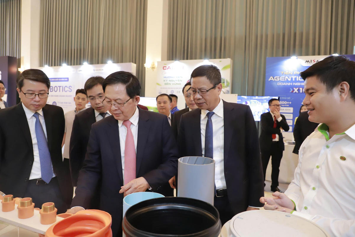 Phó Thủ tướng Hồ Quốc Dũng và các đại biểu tham quan, tìm hiểu các sản phẩm và giải pháp công nghệ tại Diễn đàn Năng suất Chất lượng Quốc gia 2026.
