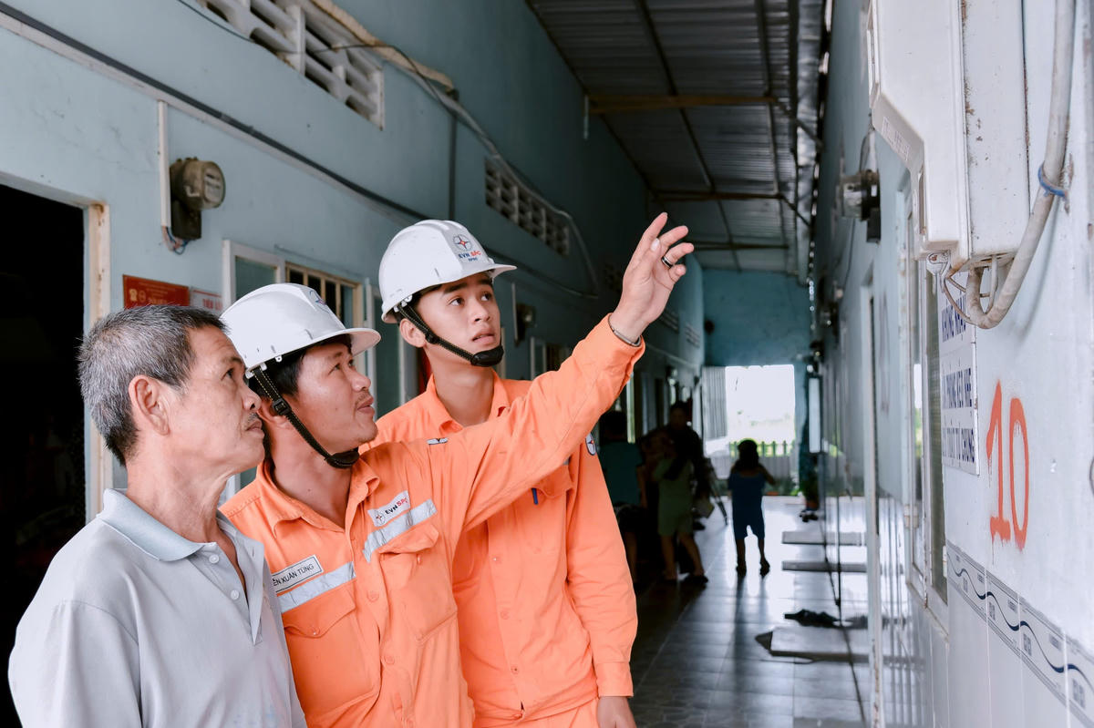 Thực hiện theo khuyến cáo an toàn của ngành điện khi sử dụng điện trong gia đình.
