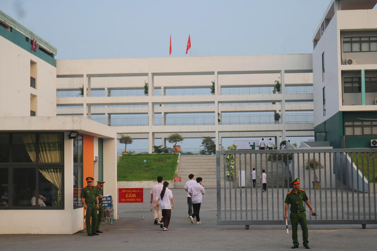 Sáng 14/8, hơn 300 thí sinh điểm thi Trường THPT Chuyên Tuyên Quang bước vào môn Ngữ văn - môn thi đầu tiên của kỳ thi tốt nghiệp THPT.