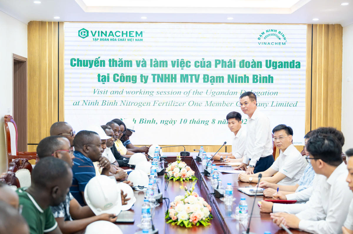Đoàn công tác cấp cao Cộng hòa Uganda làm việc tại Công ty TNHH MTV Đạm Ninh Bình