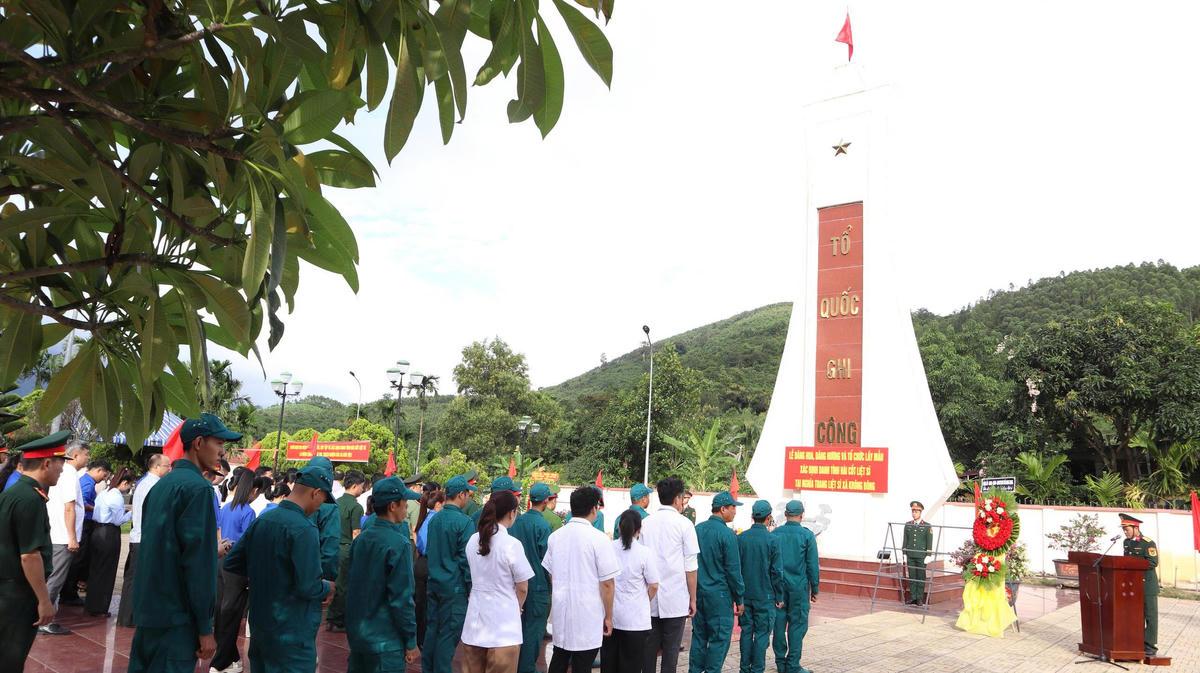 Các đại biểu tưởng nhớ các Anh hùng liệt sĩ. (Ảnh: Phan Tuân).