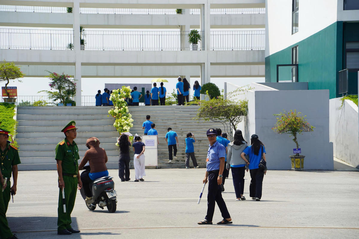 Thí sinh Chuyên Tuyên Quang bước vào môn thi đầu tiên kỳ thi lại tốt nghiệp THPT