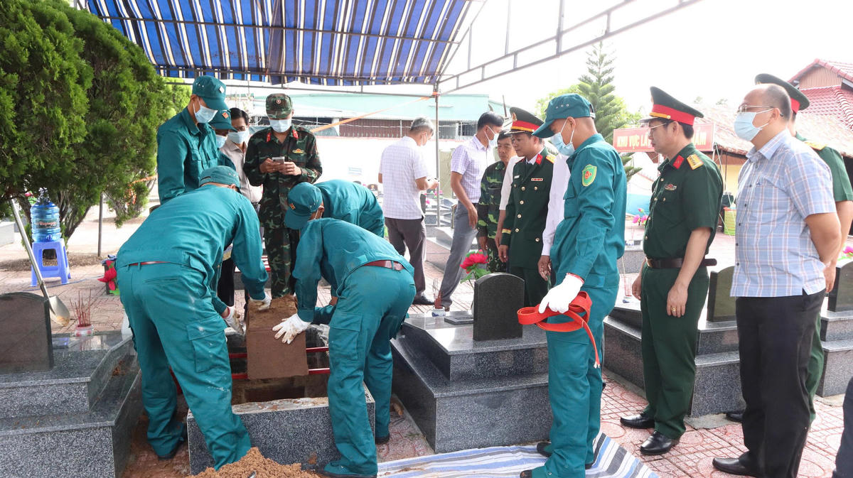 Lực lượng chuyên môn triển khai lấy mẫu sinh phẩm phục vụ xác định danh tính hài cốt liệt sĩ chưa xác định được thông tin. (Ảnh: Phan Tuân).