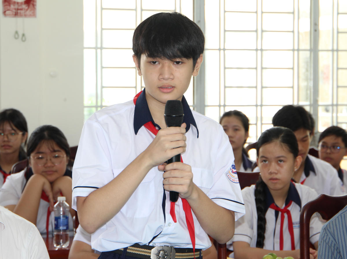 Một em học sinh đặt câu hỏi cho lãnh đạo phường tại chương trình. Ảnh: Q.Đ.
