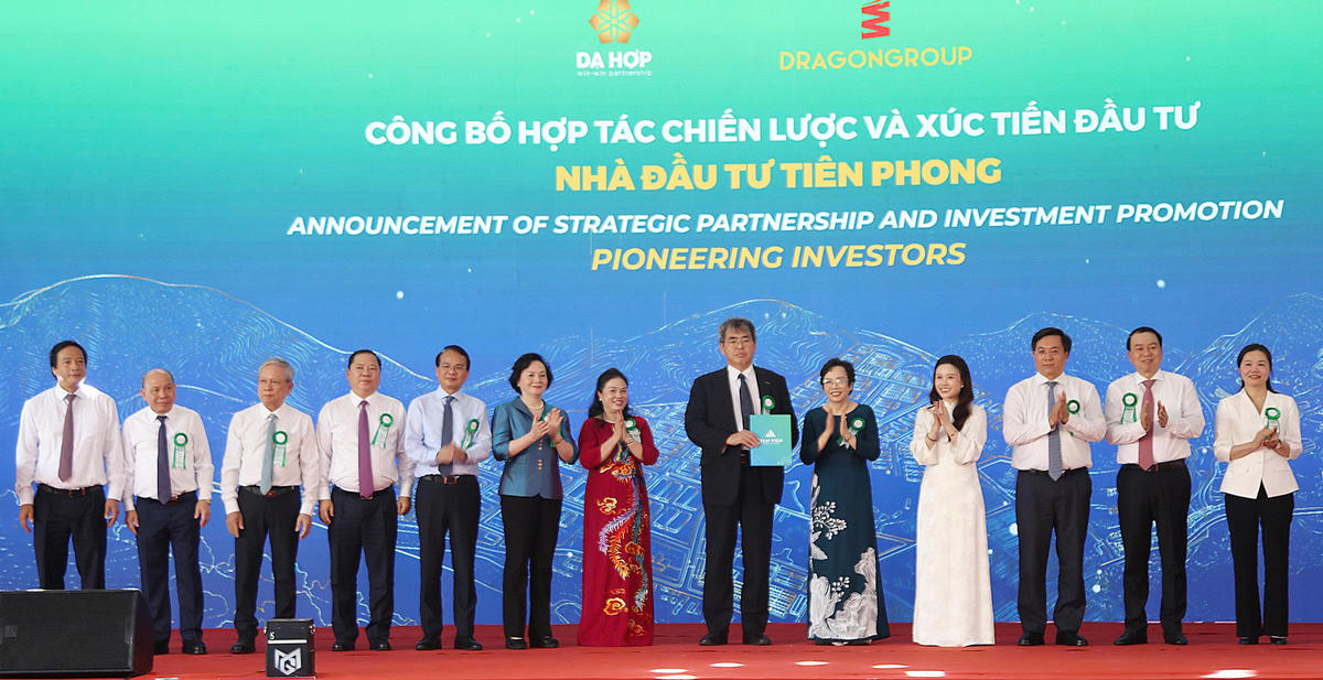 Phó Thủ tướng Phạm Thị Thanh Trà chụp ảnh cùng các đại biểu tham dự lễ khởi công. Ảnh: Phương Thúy.