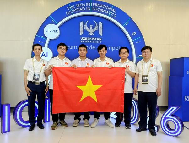 Từ trái sang phải: Thầy Đỗ Phan Thuận - Trưởng đoàn, em Nguyễn Khánh Phúc, em Nguyễn Bùi Đức Dũng, em Đặng Huy Hậu, em Nguyễn Hữu Tuấn, Thầy Đỗ Đức Đông - Phó Trưởng đoàn. Ảnh: Bộ GDĐT