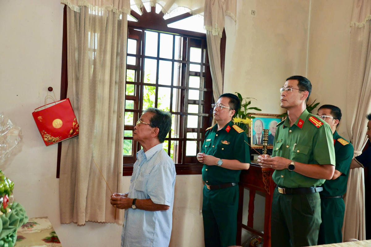 Xúc động khoảnh khắc thân nhân nhận di ảnh liệt sĩ