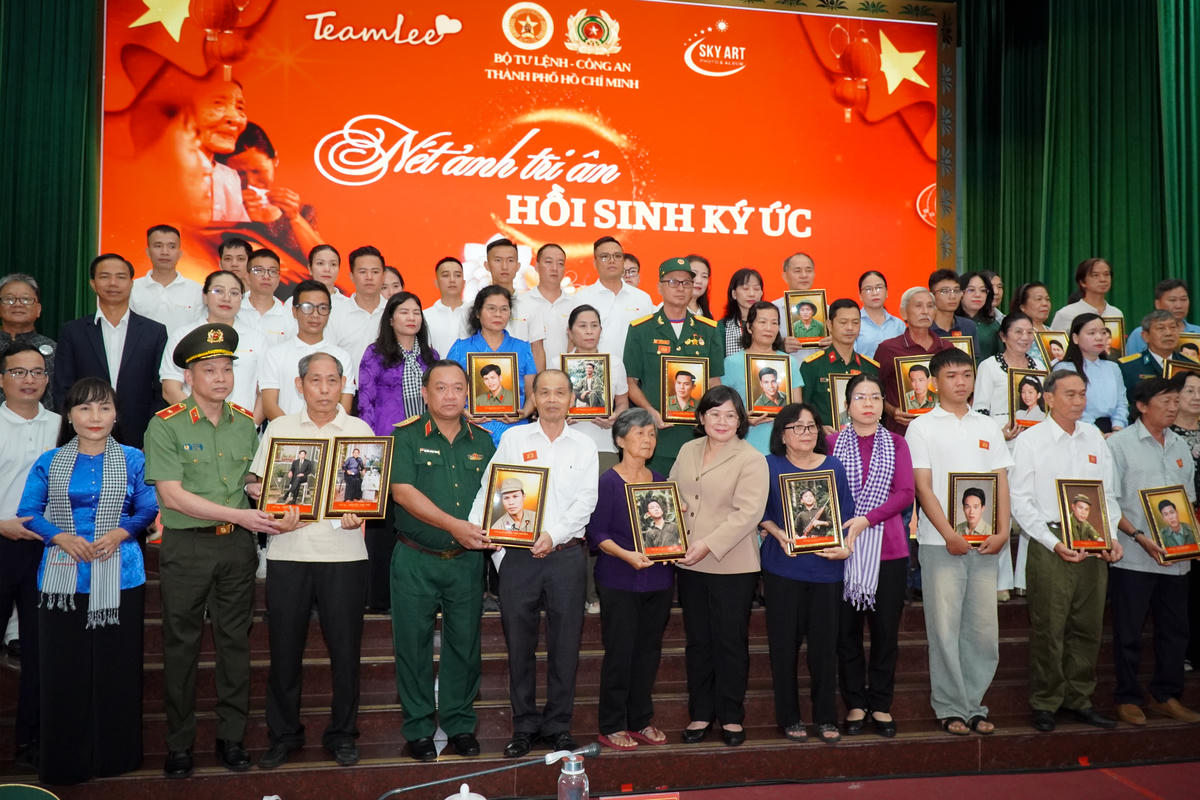 Xúc động khoảnh khắc thân nhân nhận di ảnh liệt sĩ