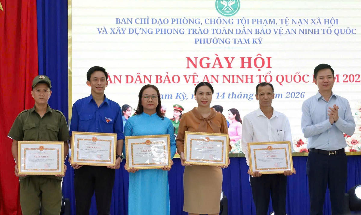 Lãnh đạo phường Tam Kỳ tặng Giấy khen cho các tập thể, cá nhân có thành tích xuất sắc trong phong trào Toàn dân bảo vệ an ninh Tổ quốc năm 2026. Ảnh: NT.