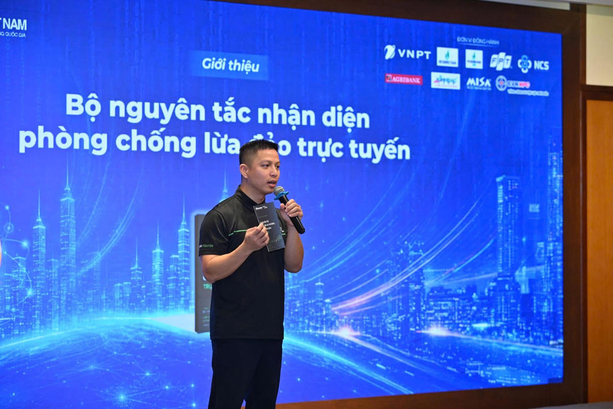 Ông Ngô Minh Hiếu, Giám đốc Chống lừa đảo, thành viên Hiệp hội An ninh mạng quốc gia, trình bày tham luận tại hội thảo.