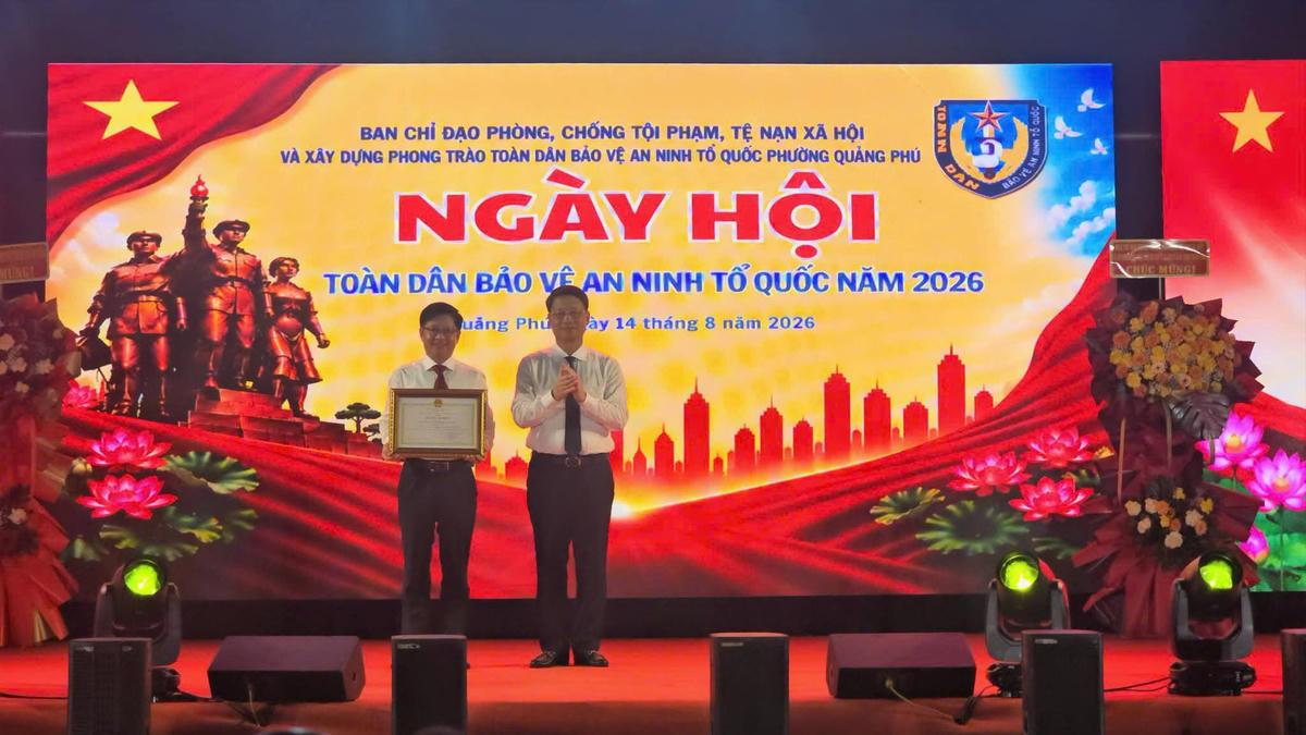Ông Ngô Xuân Thắng, Phó Bí thư Thành ủy Đà Nẵng trao bằng khen cho tập thể, cá nhân có thành tích xuất sắc trong phong trào TDBVAN Tổ quốc. Ảnh: NT.
